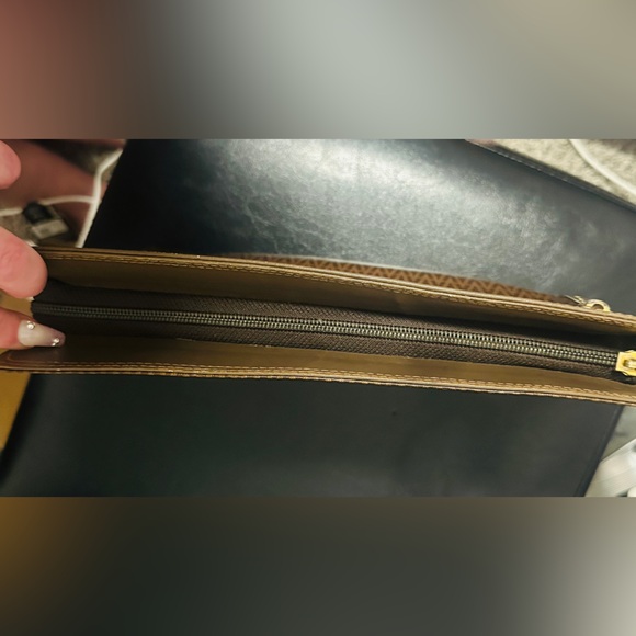 MARIO VALENTINO Sig Monogram Vtg Leather Clutch.EUC - Picture 10 of 10